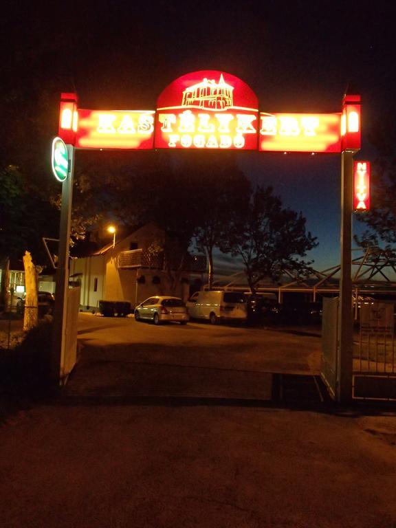 Kastelykert Fogado Hotell Szeged Exteriör bild